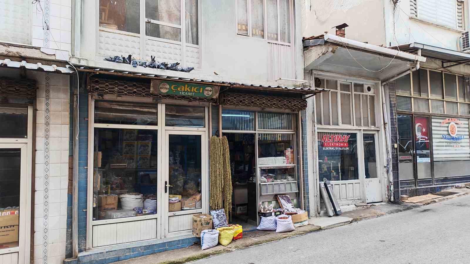 balkonunu kuslara sofra yapti demircili esnaftan ornek davranis 1 kjNTShjF