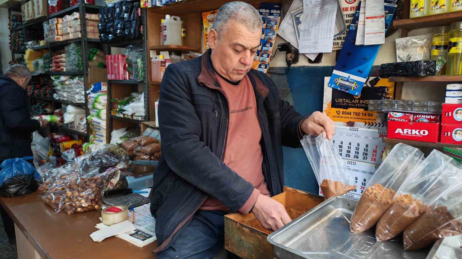 balkonunu kuslara sofra yapti demircili esnaftan ornek davranis 3 ScslXLen