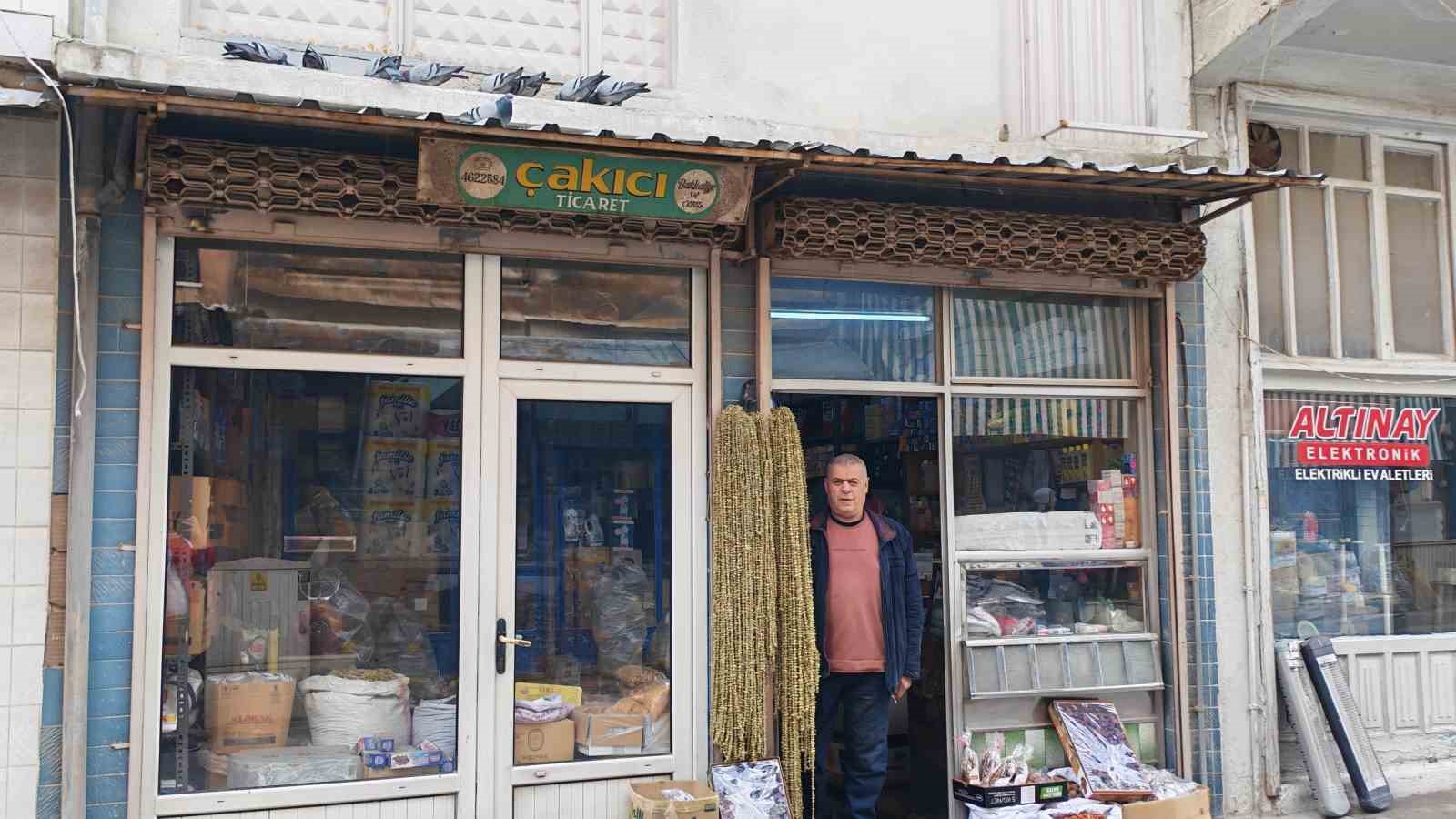 balkonunu kuslara sofra yapti demircili esnaftan ornek davranis 4 pkWjBQyS