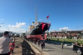 bandirma-vapuru-karadan-yurutulerek-yeni-yerine-tasindi-mehter-marsi-ile-karsilandi-vS5rsKns.jpg