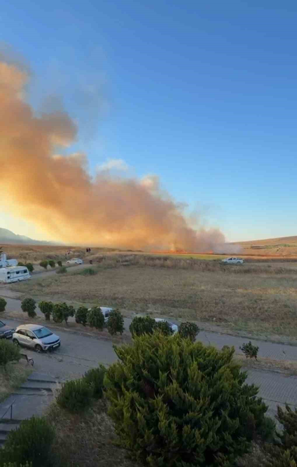 Bandırma’da buğday tarlası yangını korkuttu 9 bandirmada bugday tarlasi yangini korkuttu 5 GRX6sLPD