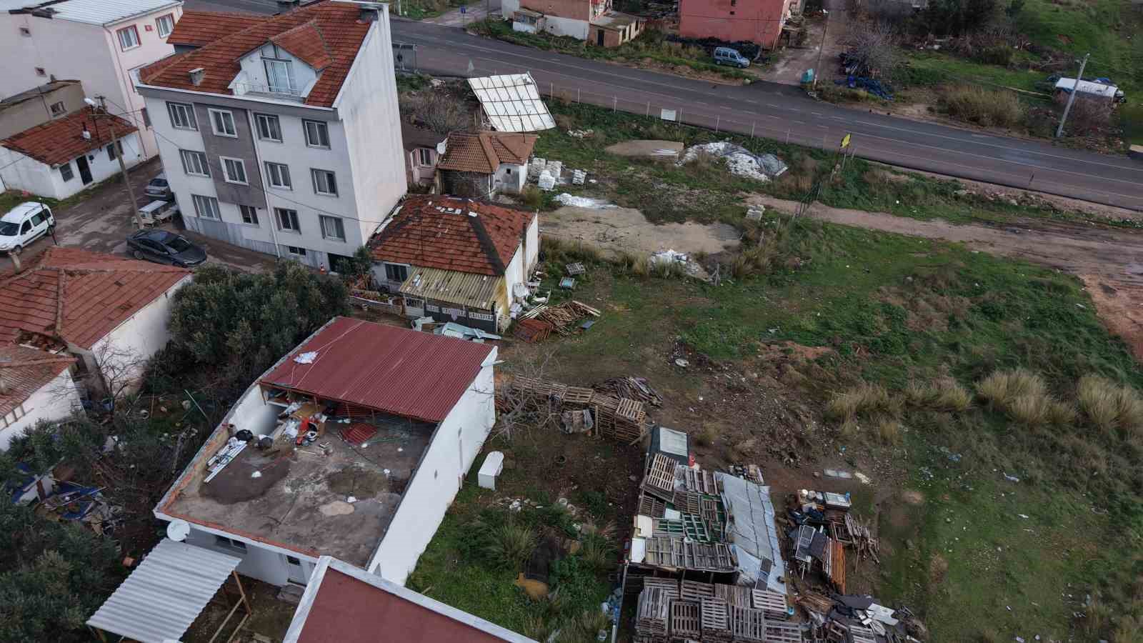 bandirmada firtina mustakil evin catisini 60 metre ucurdu 0 yYhtkY6g
