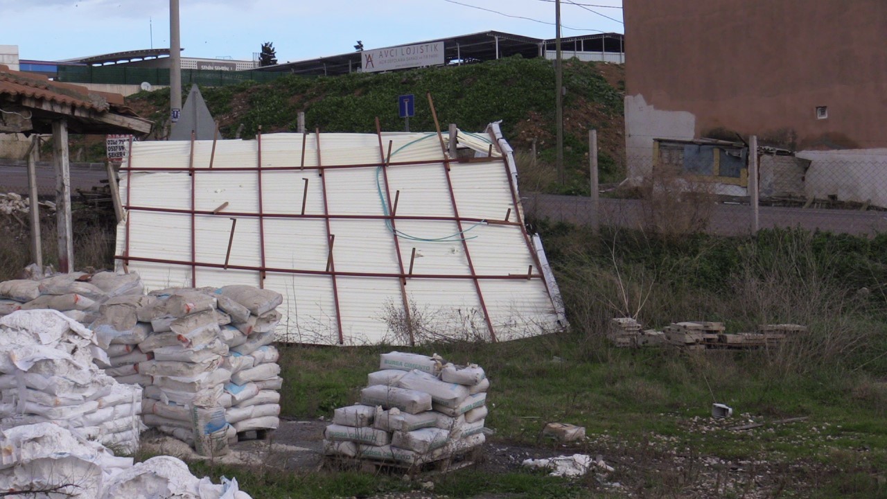 bandirmada firtina mustakil evin catisini 60 metre ucurdu 3 YW7JiNlk