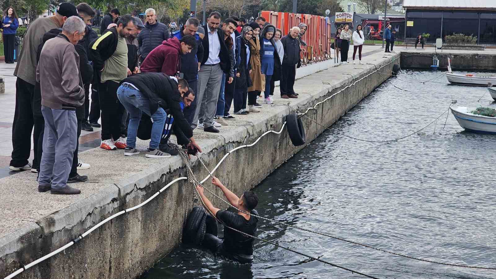 bandirmada iddiayi kaybeden genc kis gunu denize atladi 0