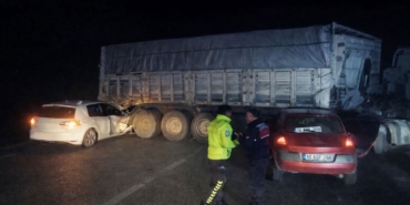 bandirmada-otomobiller-sisli-yolda-tir-dorsesine-carpti-8-yarali-Jt9q8cYt.jpg
