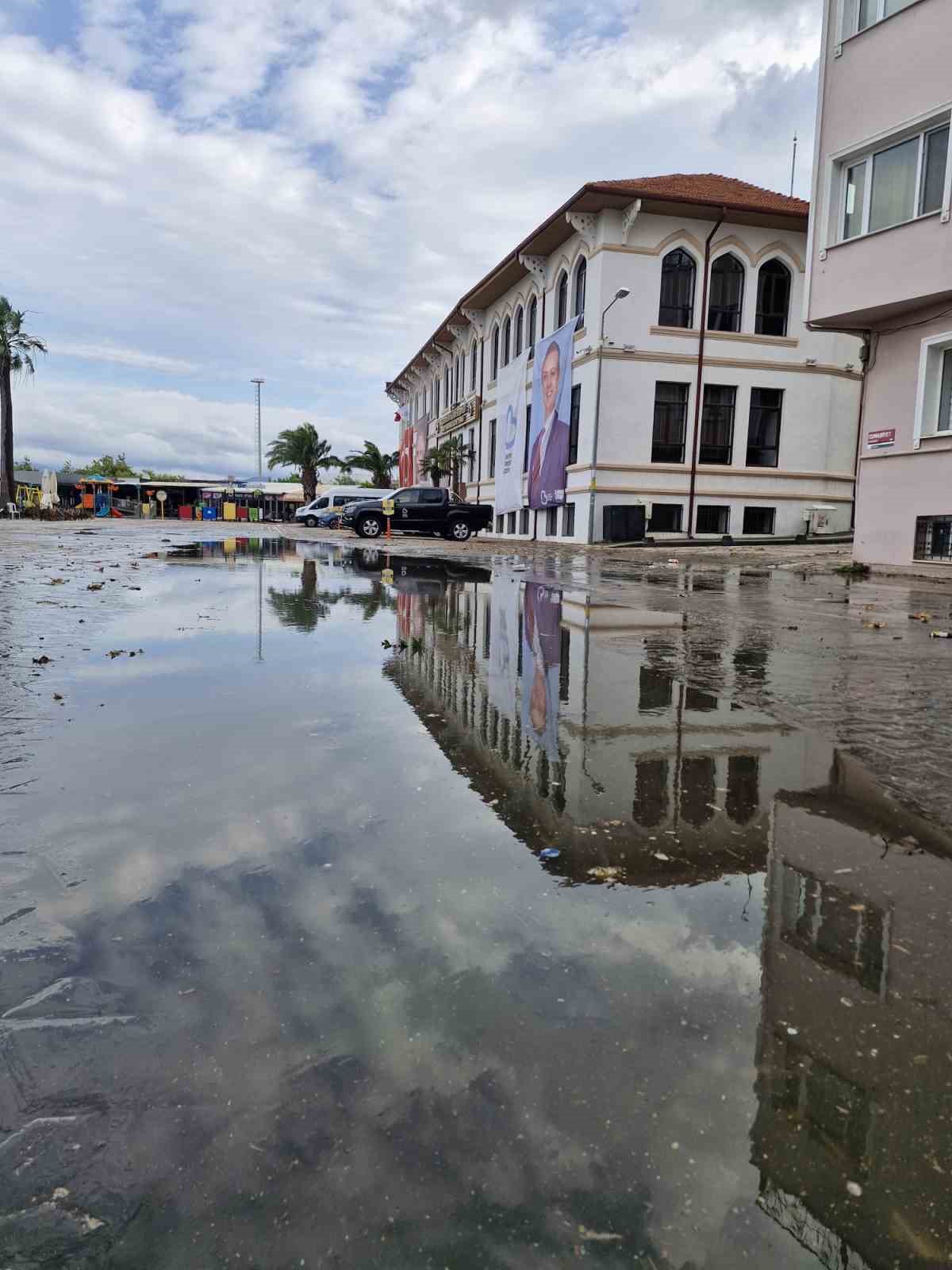 Bandırma’da sağanak sonrası cadde ve sokaklarda su birikintileri oluştu 4 bandirmada saganak sonrasi cadde ve sokaklarda su birikintileri olustu 0 5acnd1X8