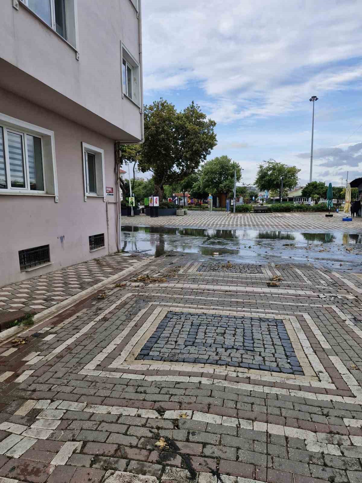 Bandırma’da sağanak sonrası cadde ve sokaklarda su birikintileri oluştu 6 bandirmada saganak sonrasi cadde ve sokaklarda su birikintileri olustu 2 e1hGXaEs