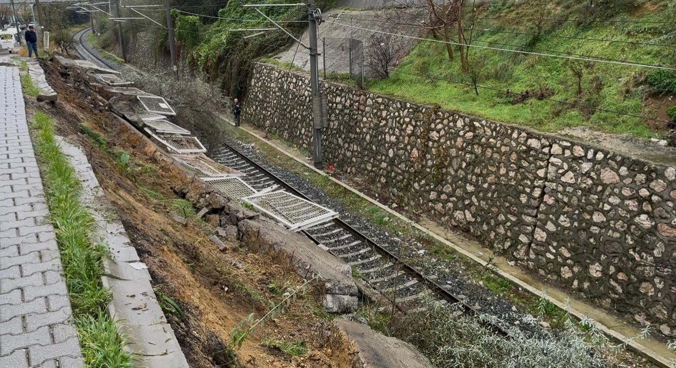 bandirmada tren yolu istinat duvari coktu 0 a24qeLN1
