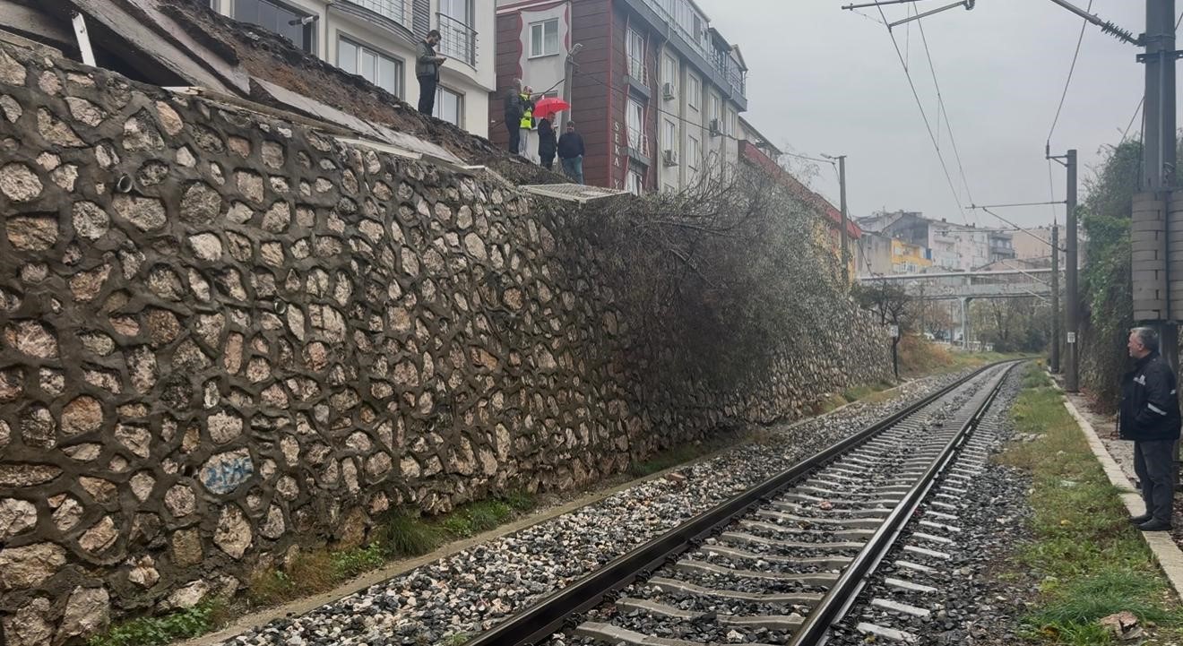 bandirmada tren yolu istinat duvari coktu 1 e1d2Yb4m