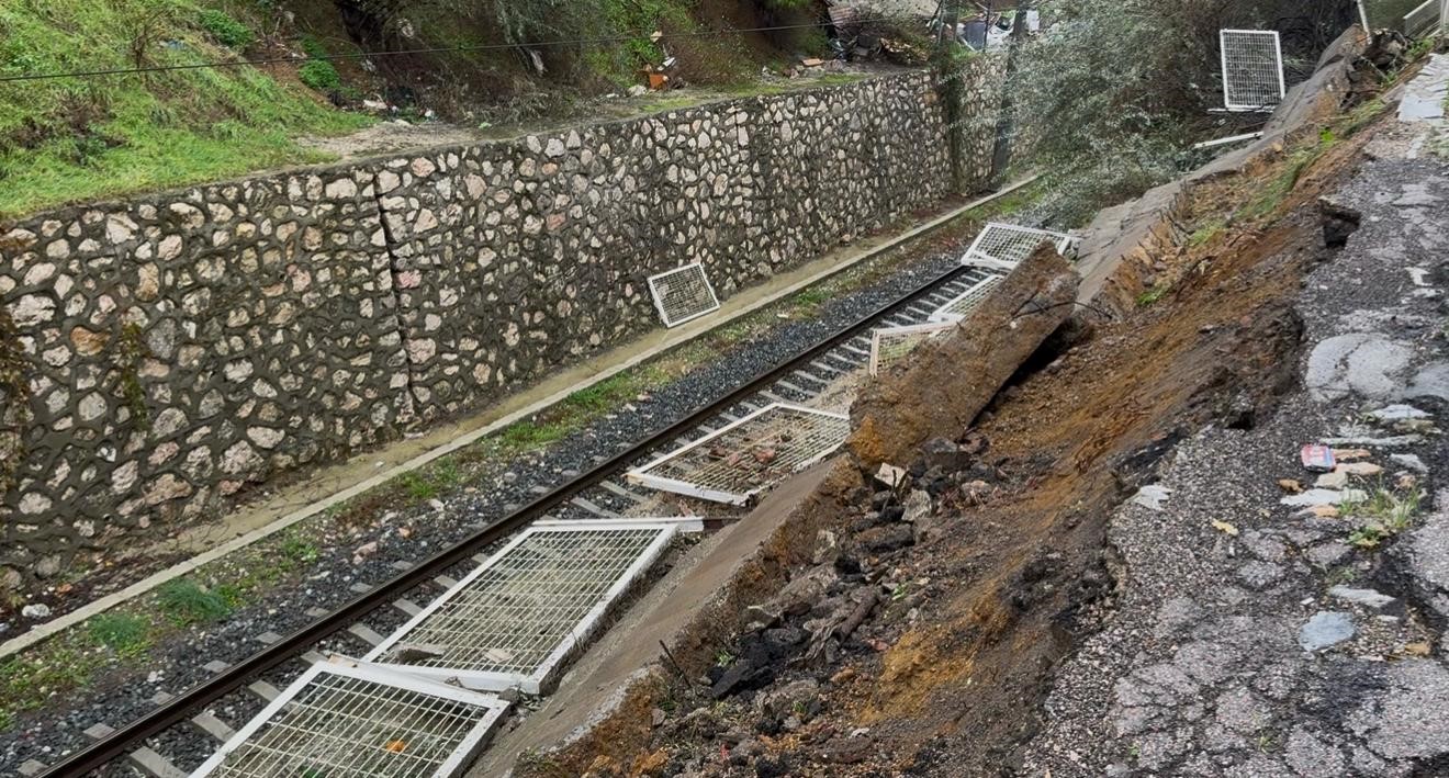 bandirmada tren yolu istinat duvari coktu 2 6SXUvKdR