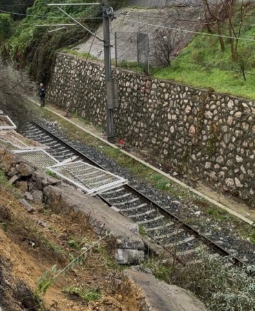 bandirmada-tren-yolu-istinat-duvari-coktu-RIrctQS8.jpg
