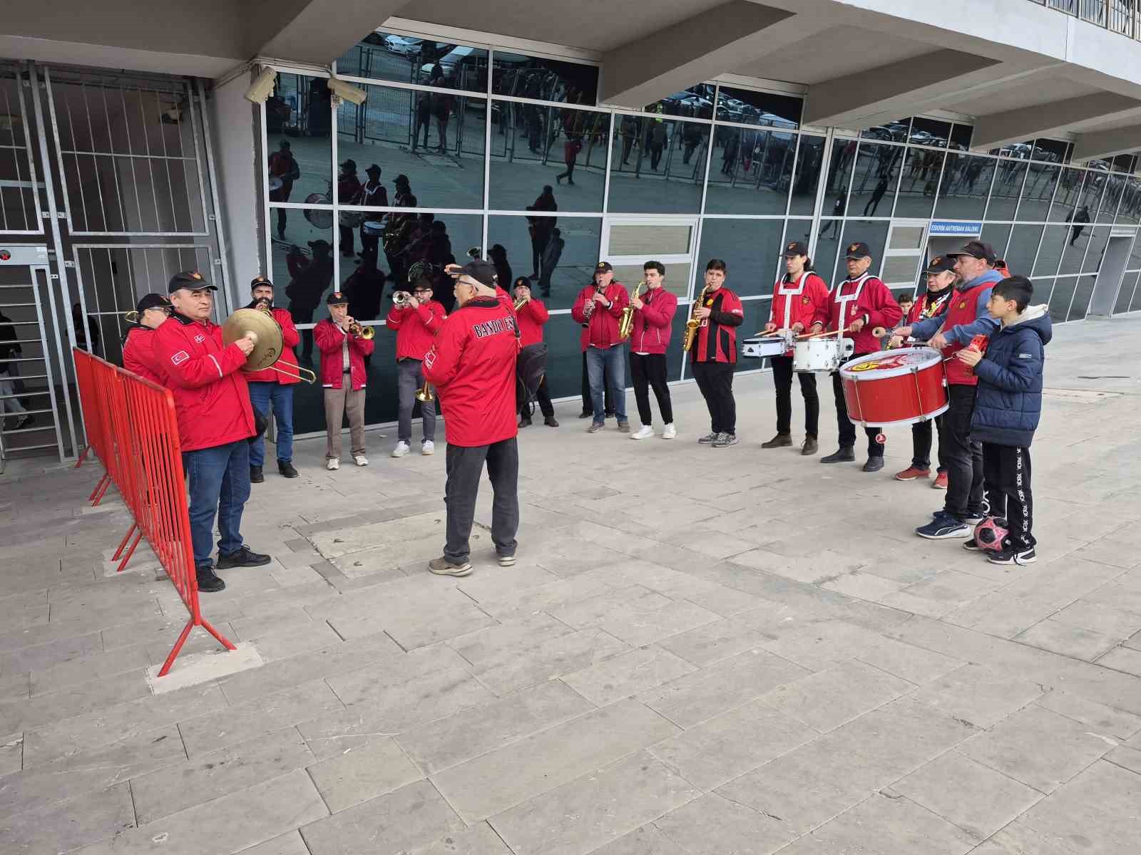 bando esesin kuruculari espana caninin dogus hikayesini anlatti 0 FVC7BAyf