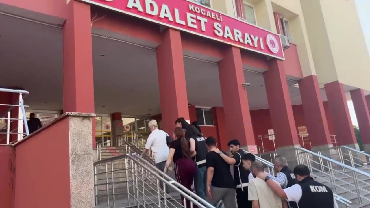 banka gorevlisi yalaniyla 248 kisiyi 8 milyon tl dolandirdilar 6 tutuklama 1