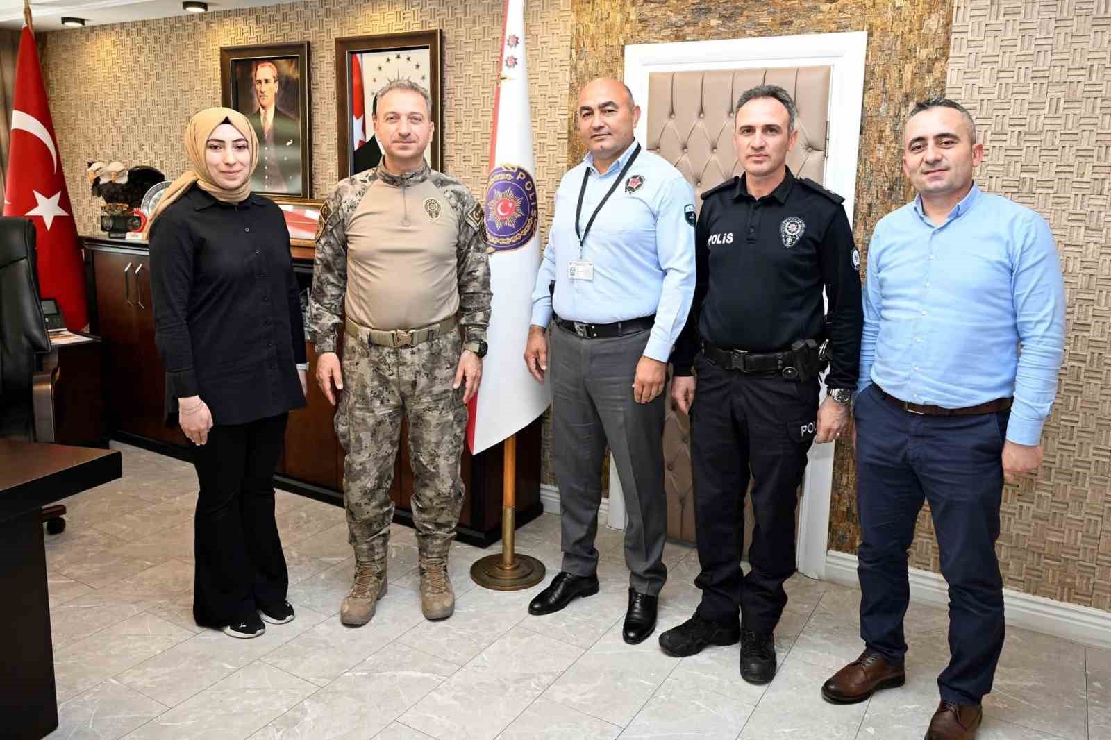 Banka güvenlik görevlisi, yaşlı kadını dolandırılmaktan kurtardı 5 banka guvenlik gorevlisi yasli kadini dolandirilmaktan kurtardi 1 GCzenGim
