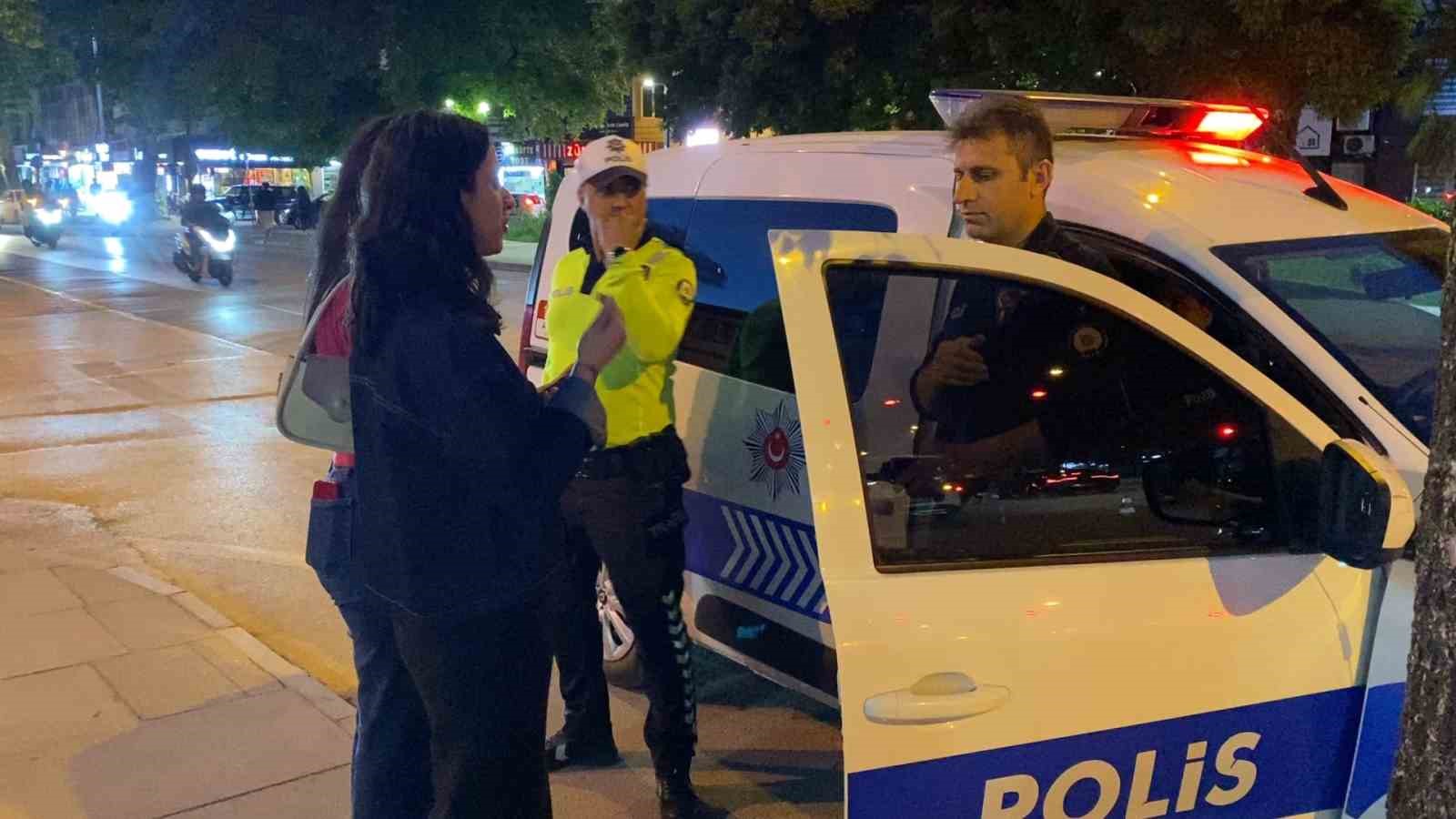 bankamatikte unutulan parayi gorup polise teslim etti 0