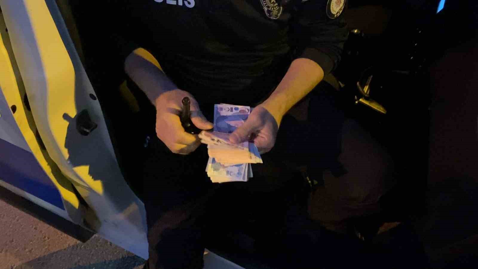 bankamatikte unutulan parayi gorup polise teslim etti 1 LyOsZikE