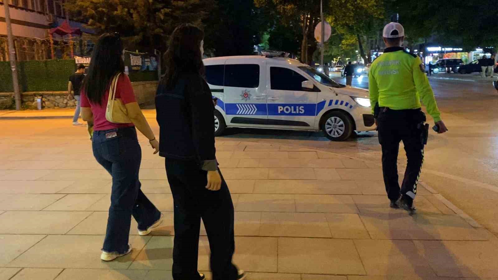 bankamatikte unutulan parayi gorup polise teslim etti 3 DAqZbSAl