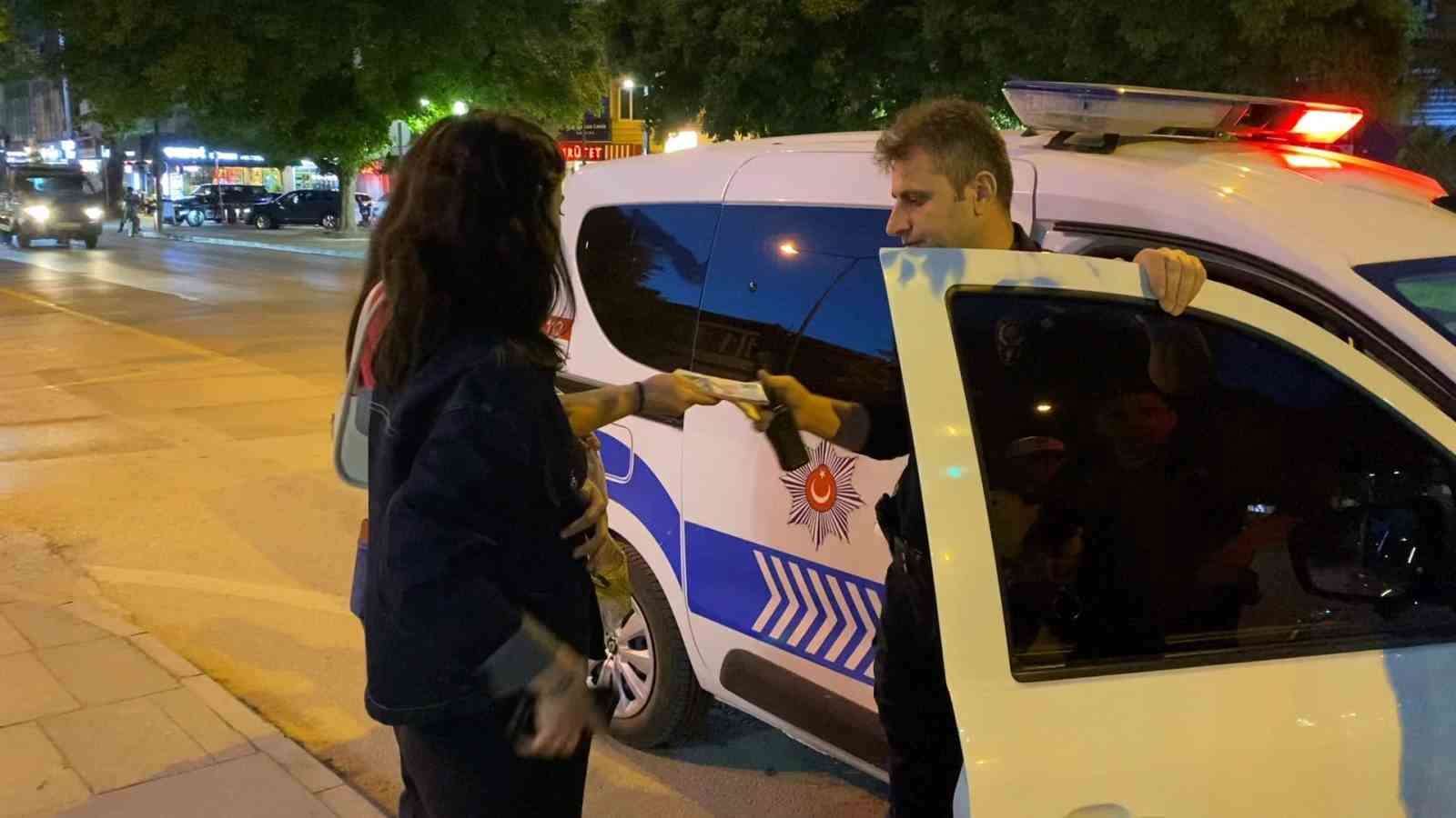 bankamatikte unutulan parayi gorup polise teslim etti 4 JpslRRv6
