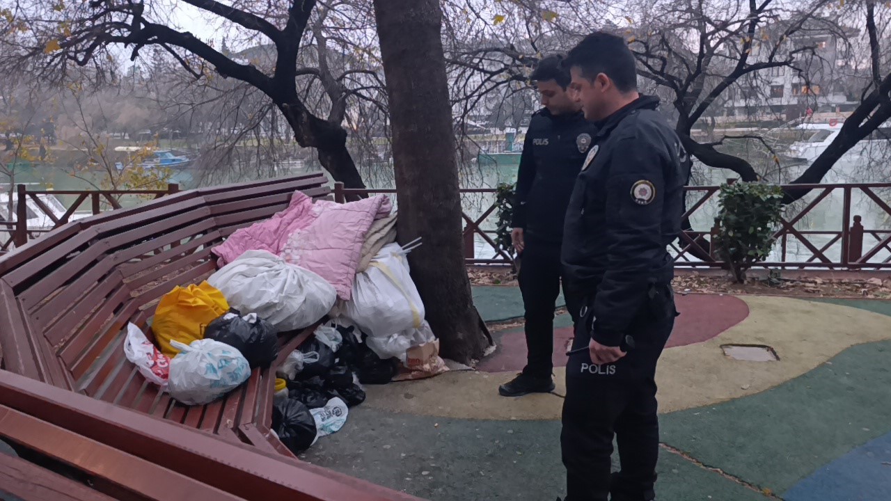 bankta hayatini surduren adam otelde konaklamayi kabul etmedi 7