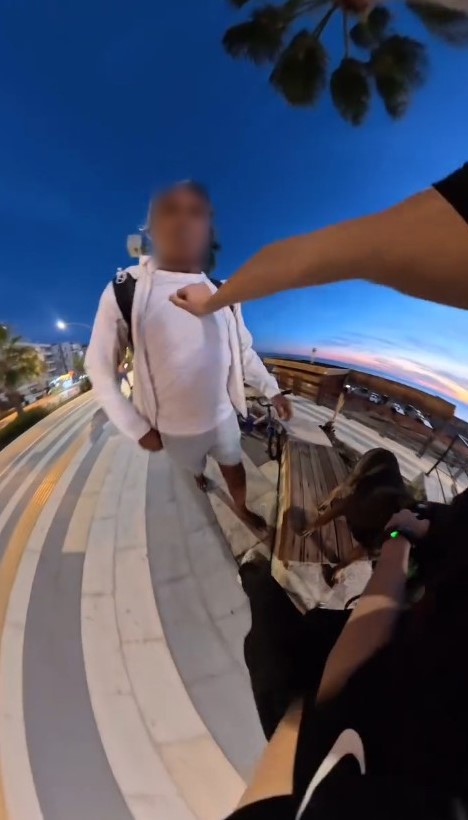 Bankta köpeğiyle oturan yerleşik yabancı kız çocuğu hayatının şokunu yaşadı 8 bankta kopegiyle oturan yerlesik yabanci kiz cocugu hayatinin sokunu yasadi 4 cAiA3Tua