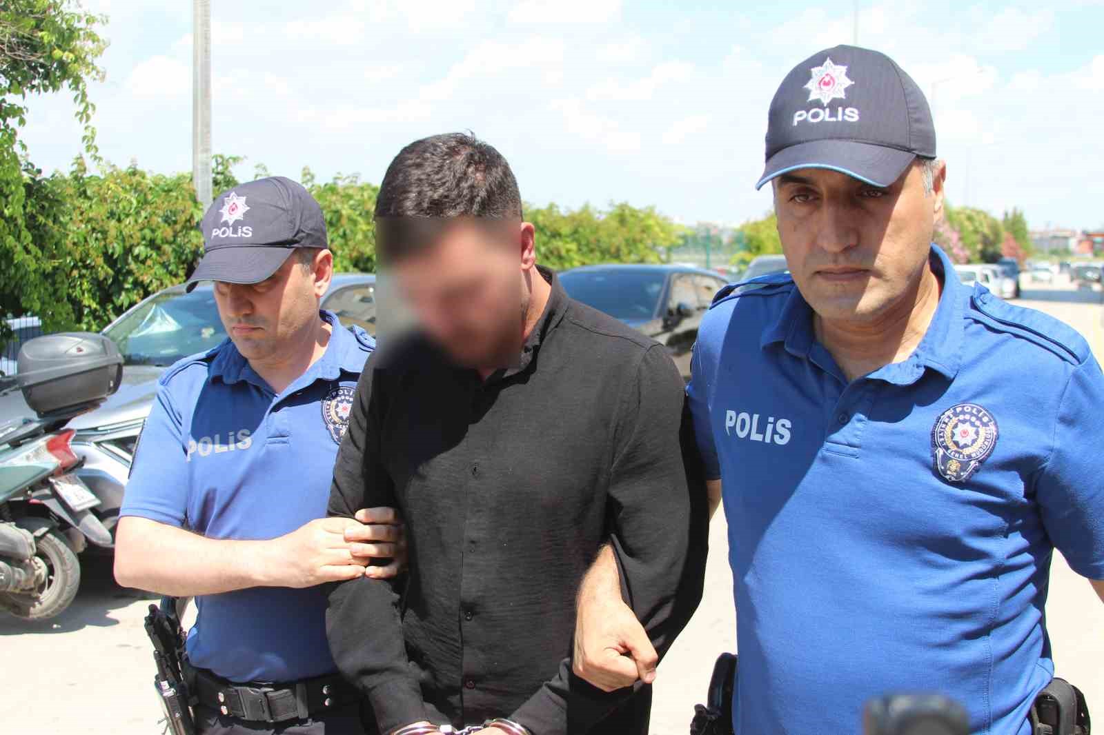 Bar çalışanı kadını götürmek istedi, reddedilince 2 kişiyi vurdu: Uzman çavuş tutuklandı 4 bar calisani kadini goturmek istedi reddedilince 2 kisiyi vurdu uzman cavus tutuklandi 0