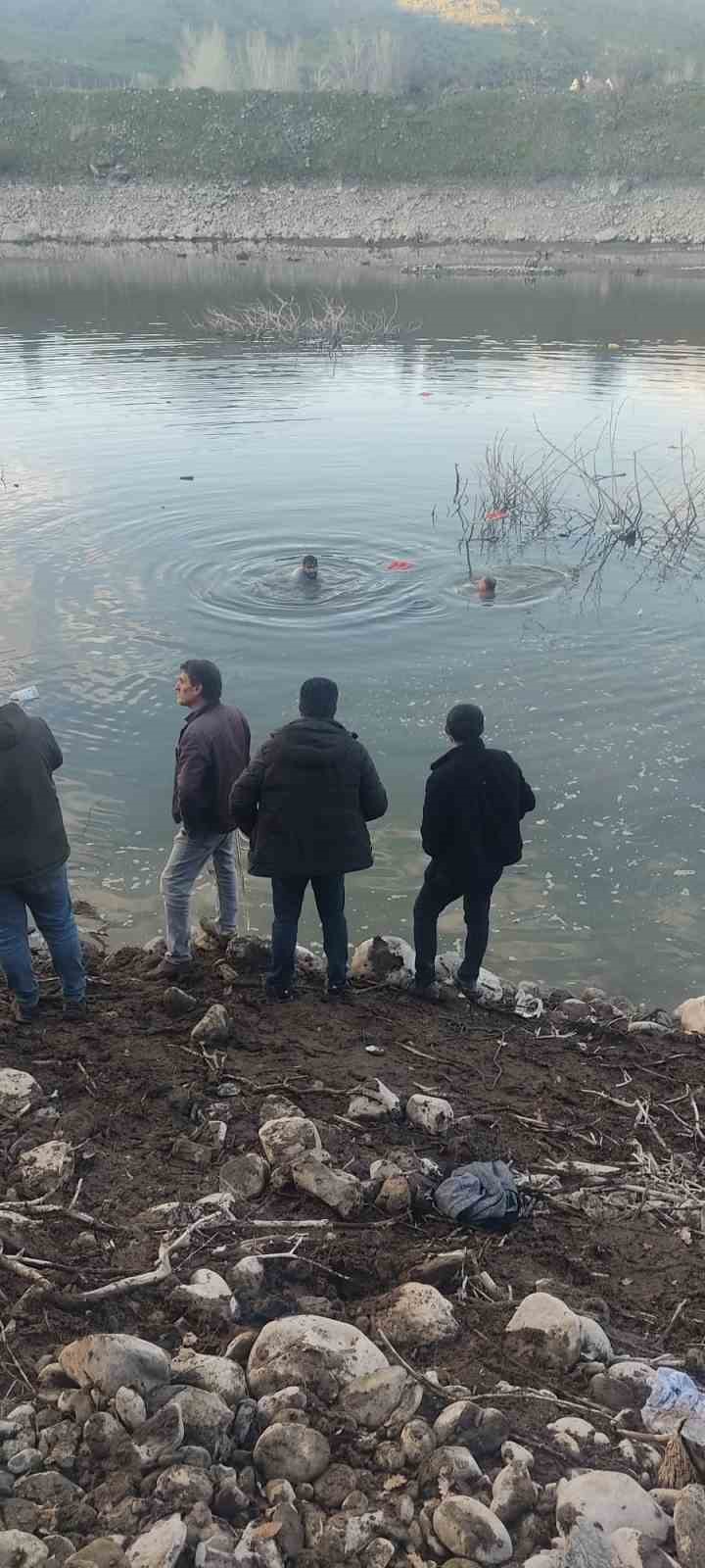 baraj golune ucan otomobildeki surucuyu ekipler kurtardi 0 W4KeuXGG