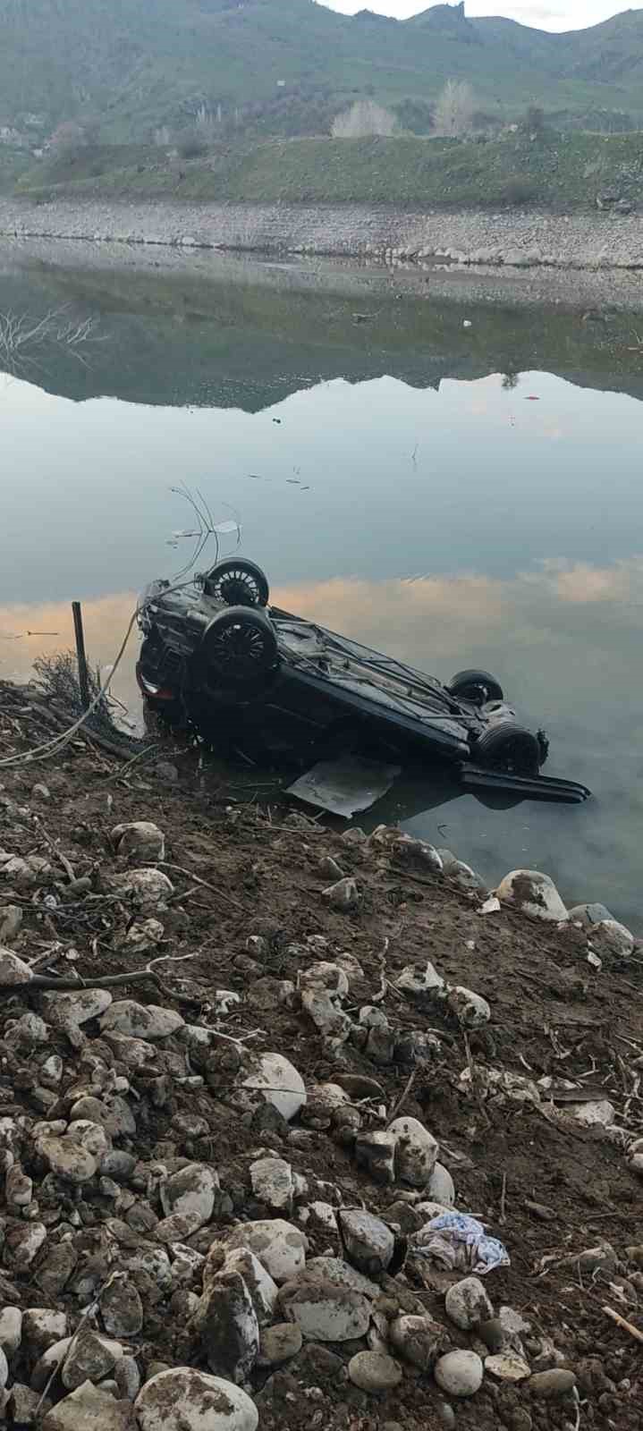 baraj golune ucan otomobildeki surucuyu ekipler kurtardi 1 jl3WzgjC