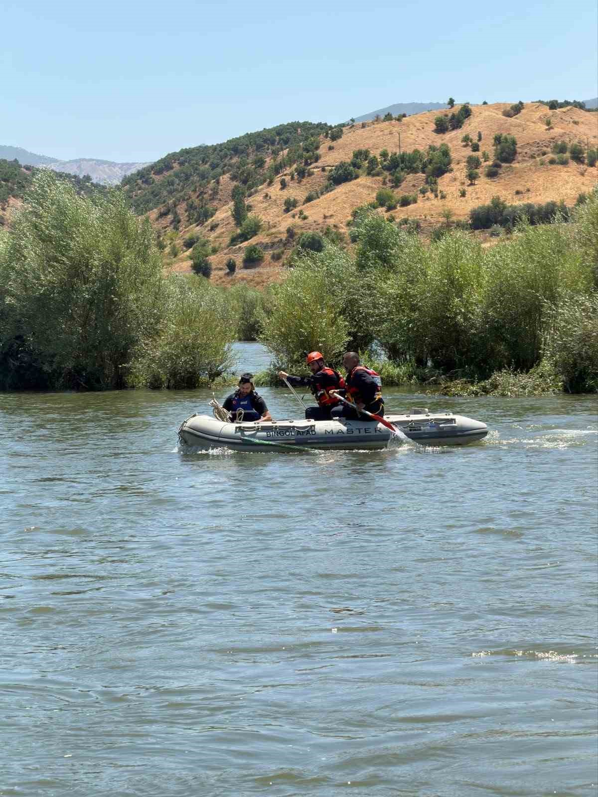 baraj kapaklari acildi nehrin ortasinda mahsur kaldi 0 PJaECy6m