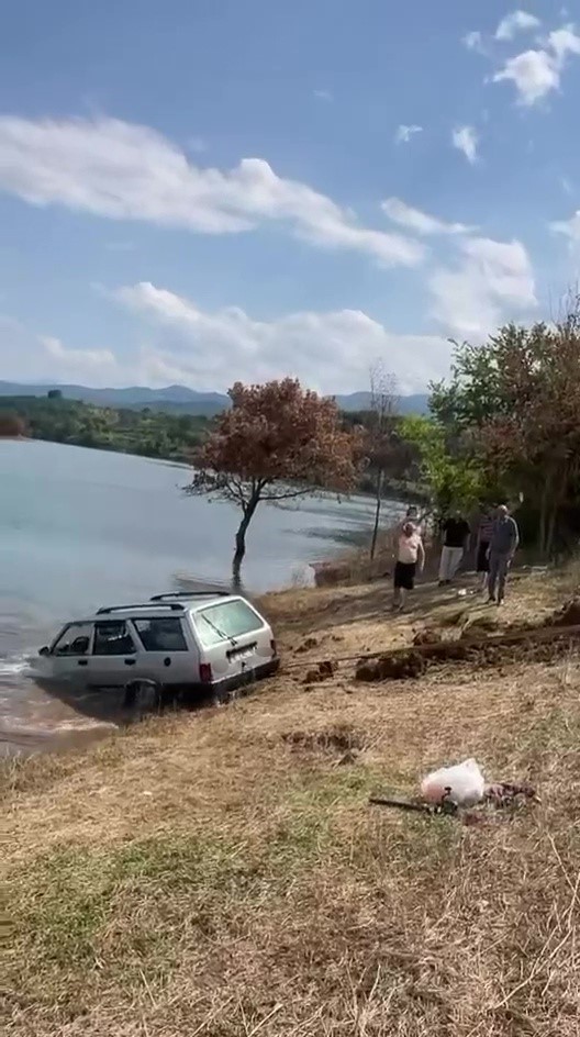 baraja ucan otomobili 5 metre derinlige dalip cikardi 0 hBQeLuu1
