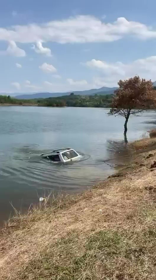baraja ucan otomobili 5 metre derinlige dalip cikardi 1 qZrsEU9u