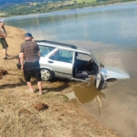 baraja-ucan-otomobili-5-metre-derinlige-dalip-cikardi-1CZss1EL.jpg