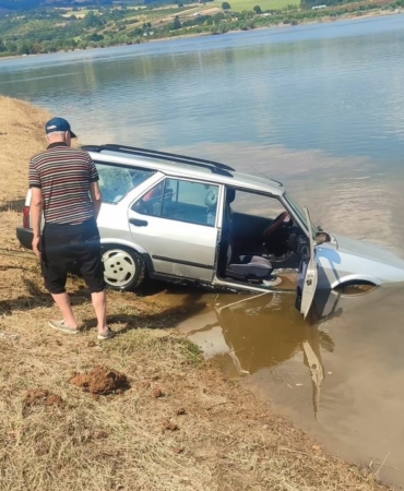 baraja-ucan-otomobili-5-metre-derinlige-dalip-cikardi-1CZss1EL.jpg