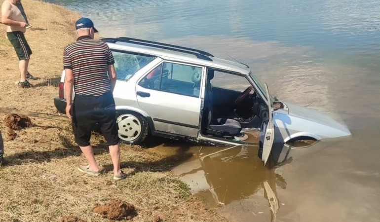 baraja-ucan-otomobili-5-metre-derinlige-dalip-cikardi-1CZss1EL.jpg