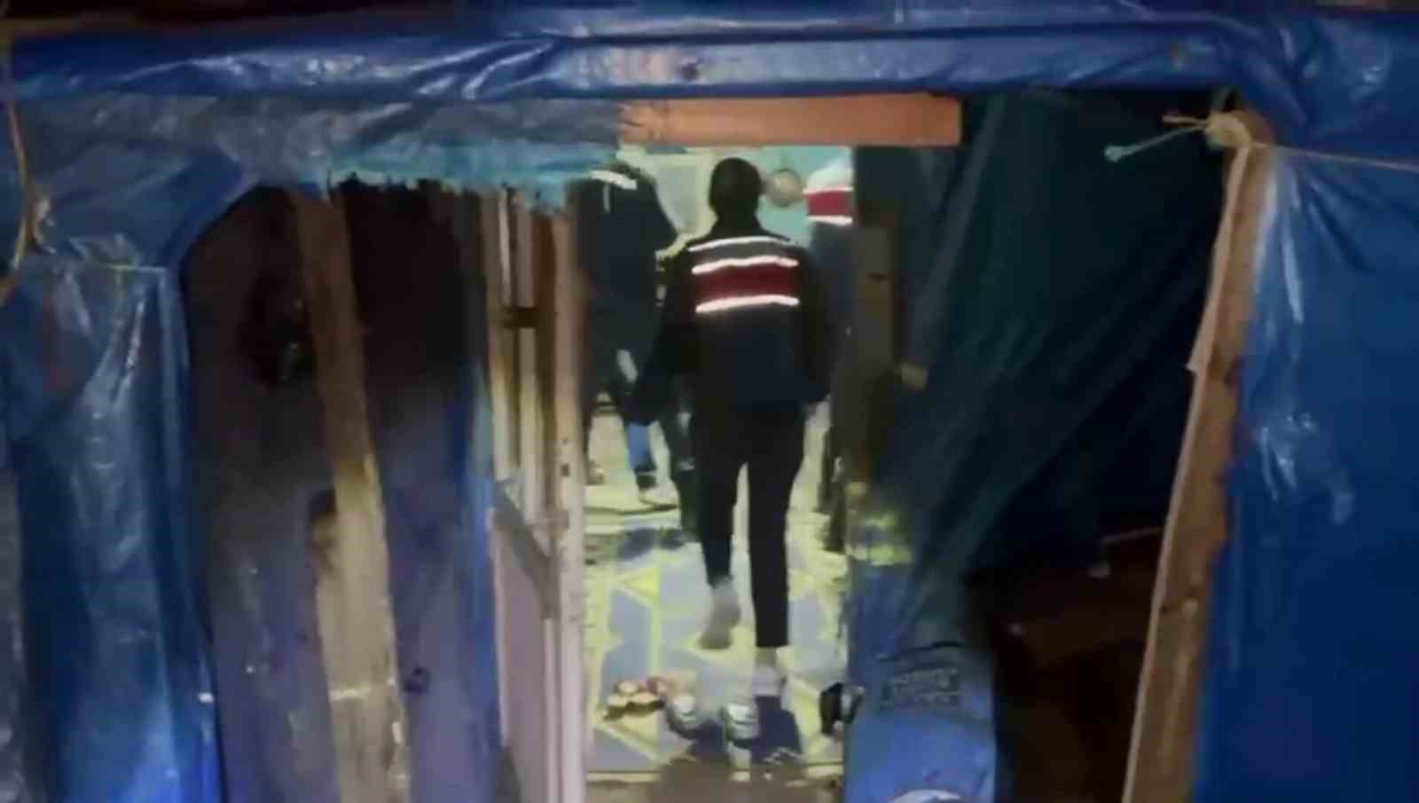 barakanin her kosesine zulalanmis uyusturucuyu jandarma yakaladi 4 tutuklama 2 WfBTkPyq