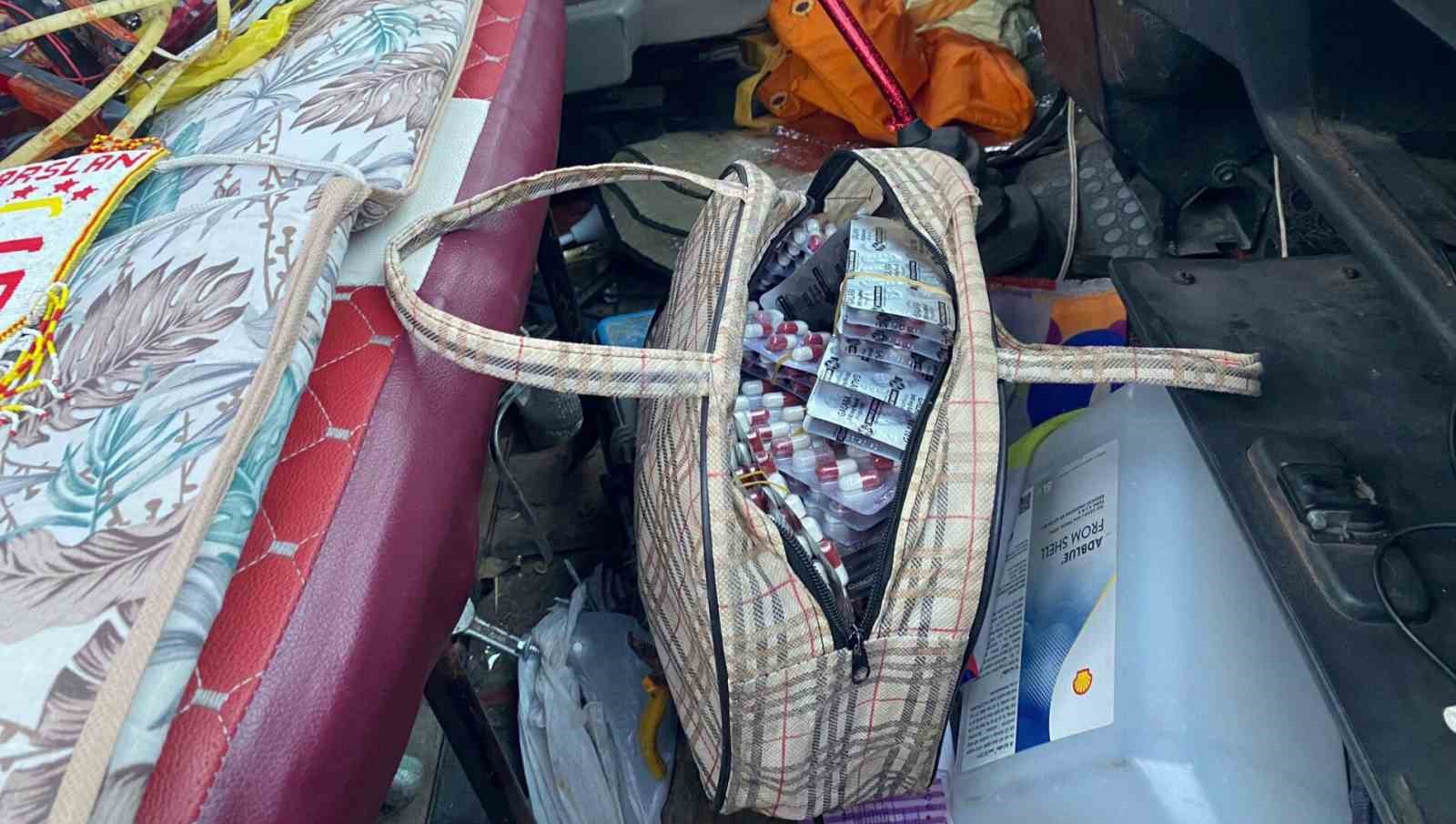 barakanin her kosesine zulalanmis uyusturucuyu jandarma yakaladi 4 tutuklama 4