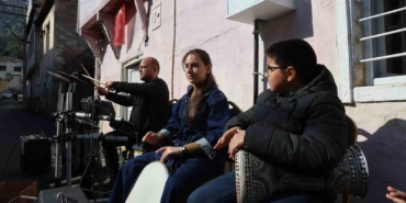baris-manco-annesiyle-bir-donem-yasadigi-evin-onunde-anildi-eySzJ8sX.jpg