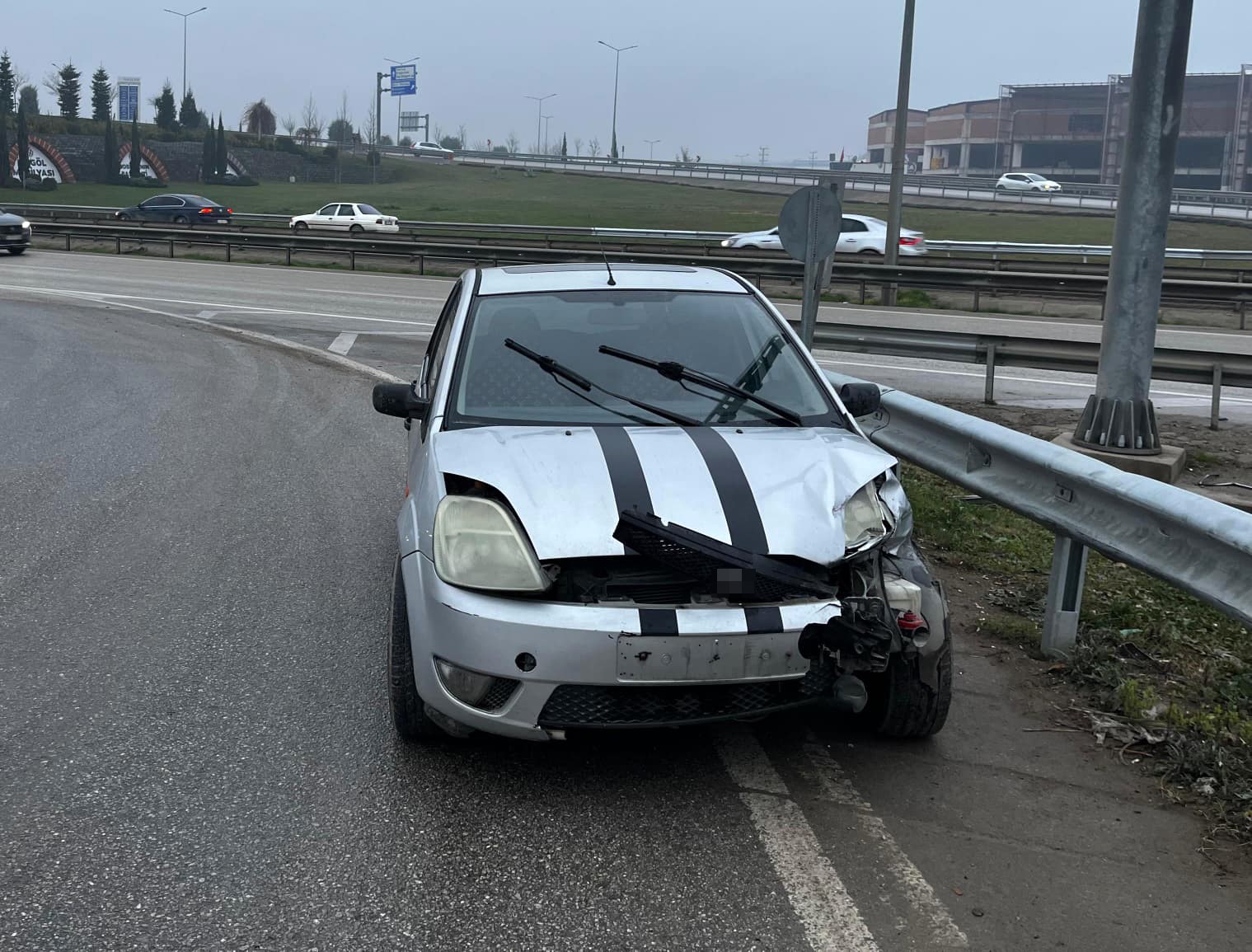 bariyere carpan otomobildeki 2 kisi yaralandi 0 7QRQ44BW