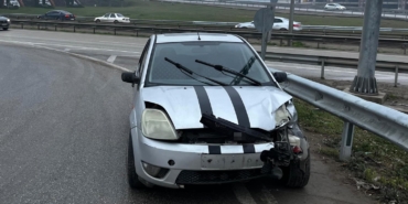 bariyere-carpan-otomobildeki-2-kisi-yaralandi-Yz7LtFLt.jpg