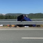 bariyerlere-carpan-hafif-ticari-arac-ters-dondu-3-yarali-cpDmV6k9.jpg