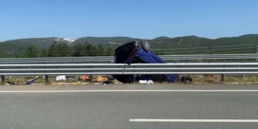 bariyerlere-carpan-hafif-ticari-arac-ters-dondu-3-yarali-cpDmV6k9.jpg
