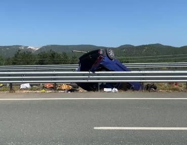 bariyerlere-carpan-hafif-ticari-arac-ters-dondu-3-yarali-cpDmV6k9.jpg