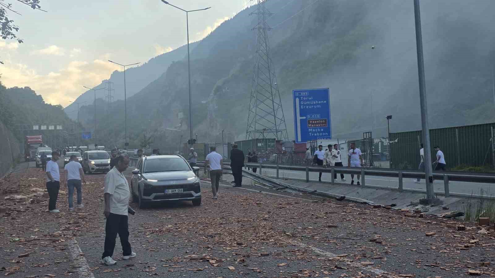 bariyerlere carpan kiremit yuklu tirda yangin cikti 0 jnkYEWkQ