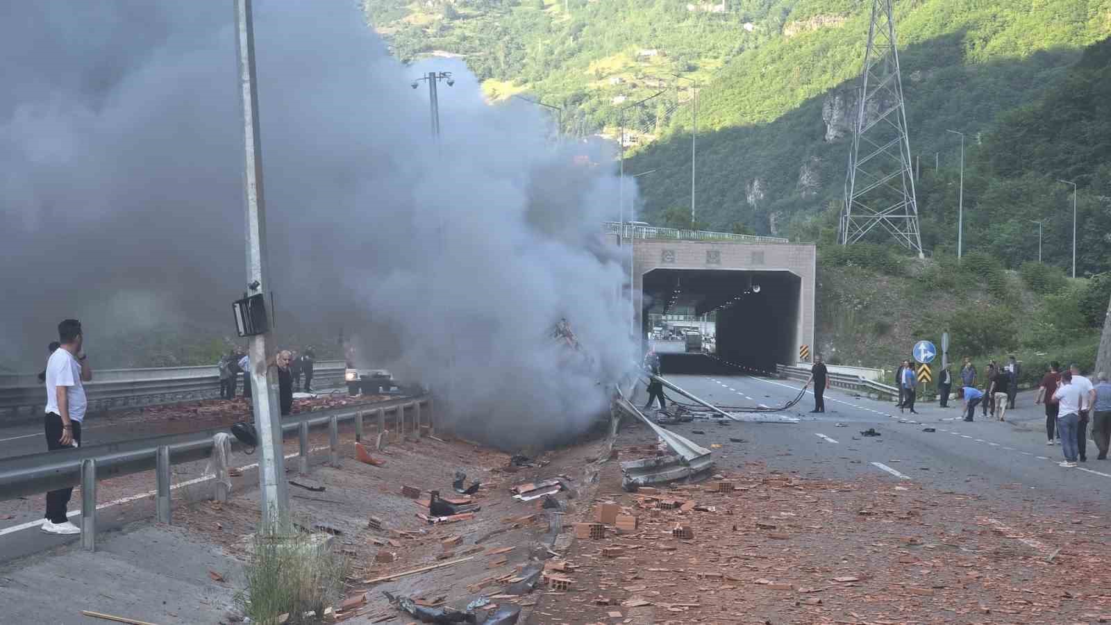 bariyerlere carpan kiremit yuklu tirda yangin cikti 1 76jQjQFQ