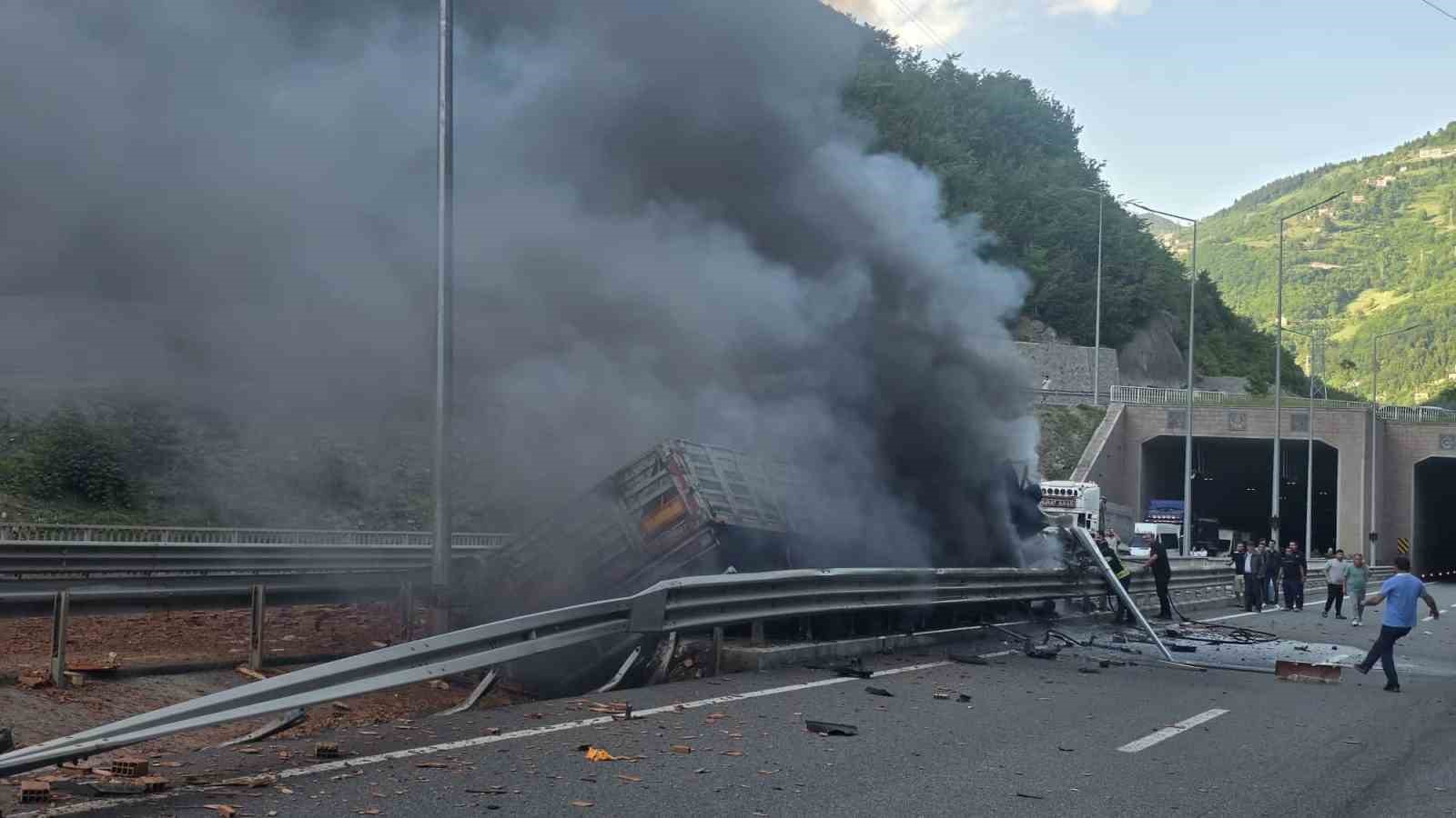 bariyerlere carpan kiremit yuklu tirda yangin cikti 2 54KV8K8V