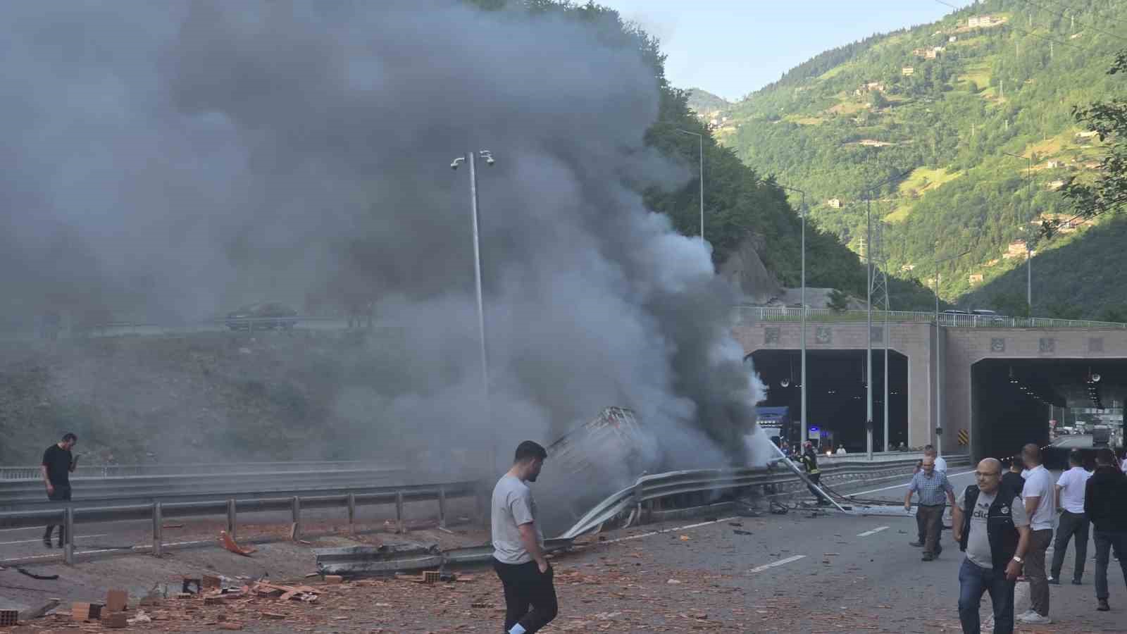 bariyerlere carpan kiremit yuklu tirda yangin cikti 3 IpYuFgG7
