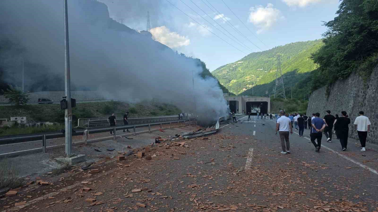 bariyerlere carpan kiremit yuklu tirda yangin cikti 4 8mLdvl7n