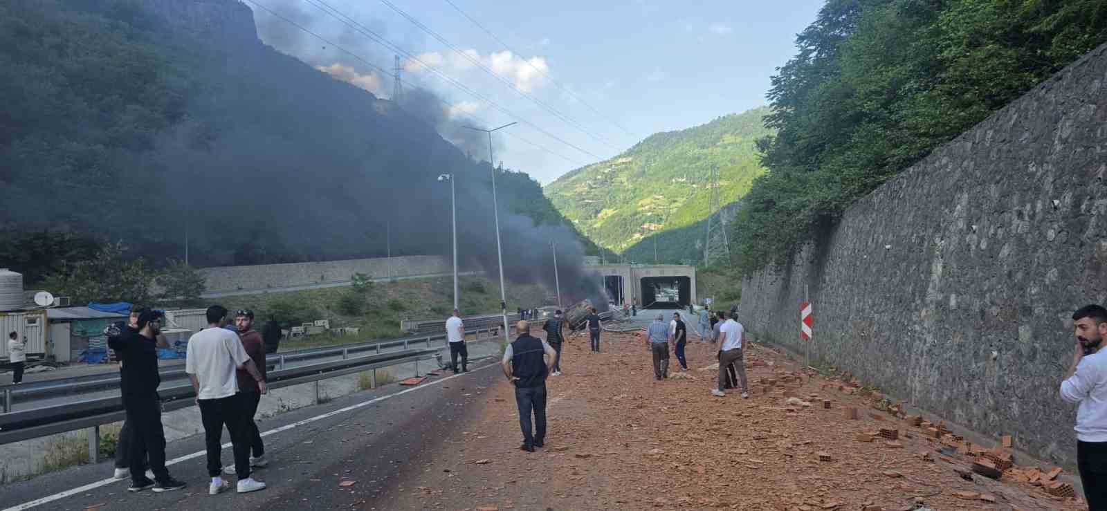 bariyerlere carpan kiremit yuklu tirda yangin cikti 5 2l1r6z3O