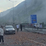 bariyerlere-carpan-kiremit-yuklu-tirda-yangin-cikti-iwPabKYX.jpg
