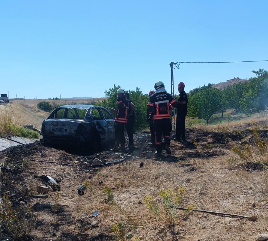Bariyerlere çarpan otomobil alev aldı: 1 ölü, 1 ağır yaralı 4 bariyerlere carpan otomobil alev aldi 1 olu 1 agir yarali 0 uQKdg5gL