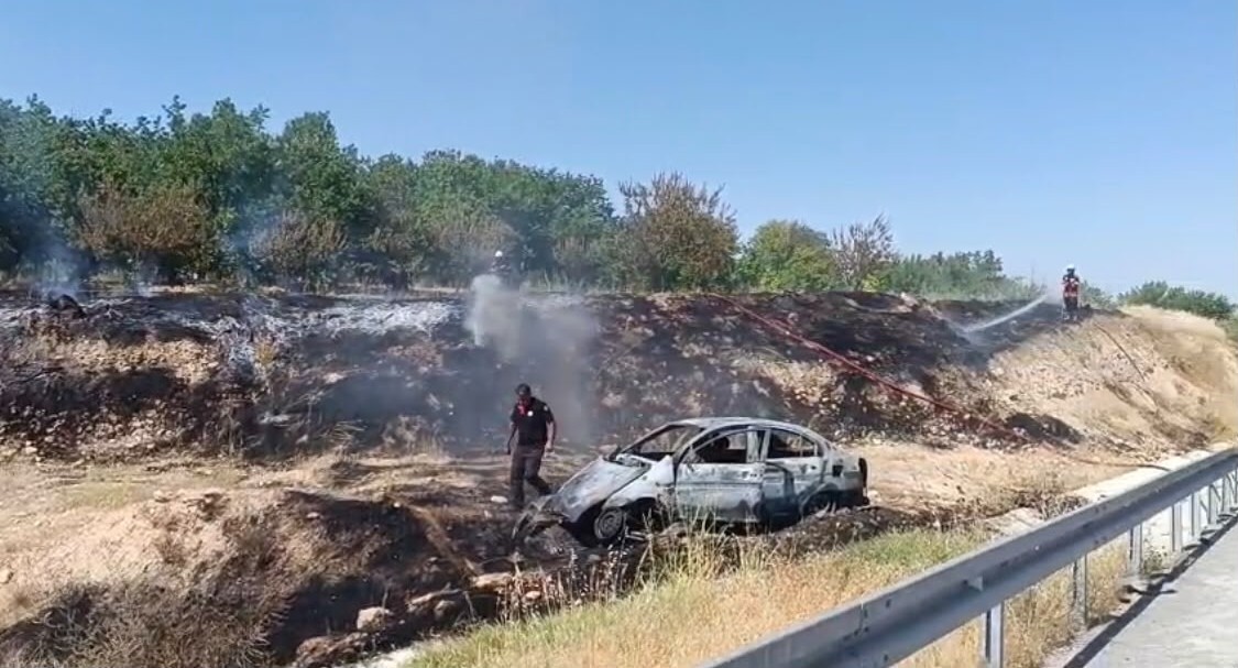 Bariyerlere çarpan otomobil alev aldı: 1 ölü, 1 ağır yaralı 5 bariyerlere carpan otomobil alev aldi 1 olu 1 agir yarali 1 LEm2CSRf